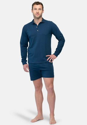 Marineblaue Langarm-Poloshirt mit einer Drei-Knopf-Leiste, kombiniert mit passenden Shorts. Der Stoff scheint glatt und leicht zu sein.