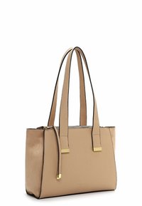 Beige lederen schoudertas met een gestructureerde afwerking, zwarte accenten, gouden hardware, dubbele hengsels en een ritssluiting aan de bovenkant.