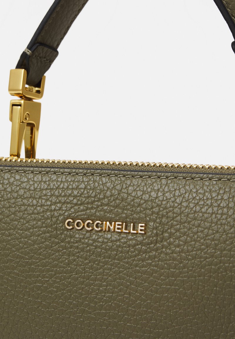 Coccinelle Borsa Sunup Double Grainy – Pelle Di Vitello – Colore Bianco Avorio/Verde Alloro (37x25x3 Cm)