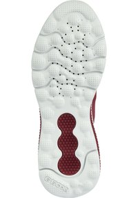 Suela de zapatilla roja y blanca con una superficie texturizada, que presenta patrones circulares y de ondas, agujeros de ventilación y un logotipo prominente.