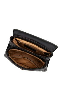 Bolso de cuero negro con costuras rojas, que cuenta con dos compartimentos y un bolsillo con cremallera. Interior forrado con tela beige, con el logotipo de la marca visible.
