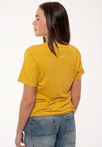 Paradiso Clothing Print T-shirt - yellow