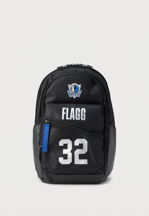 Μαύρο σακίδιο πλάτης Dallas Mavericks με το όνομα «FLAGG» και τον αριθμό «32» σε λευκό στην μπροστινή τσέπη, με μπλε τράβηγμα φερμουάρ.