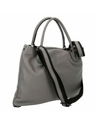 Graue Leder-Handtasche mit strukturiertem Oberflächendesign, doppelten Griffen und einem abnehmbaren schwarzen Gurt. Verfügt über einen Reißverschluss oben und kreisförmige Akzentdetails.