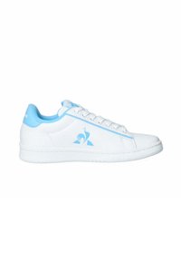 Sneaker bianco con accenti blu chiaro, upper in sintetico liscio, punta rotonda, suola piatta, design con lacci e logo sul lato.
