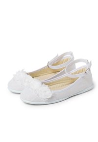 Ballet flats bianchi con una finitura in tessuto testurizzato, adornate con tre fiori in tessuto bianco e una cinghia con fibbia per una vestibilità sicura.