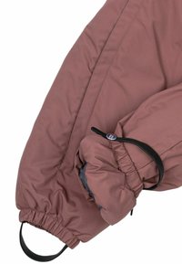 Roze geïsoleerde mouw van een jas met elastische manchetten en een verstelbare zwarte band. Heeft een gladde textuur en subtiele stikdetails.