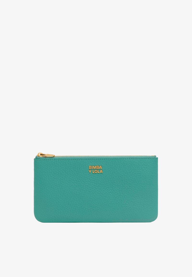 Portafoglio in pelle turchese con finitura texturizzata, logo dorato, chiusura con zip e forma rettangolare sottile.