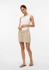 Vero Moda UMSTANDS - Shorts - silver lining
