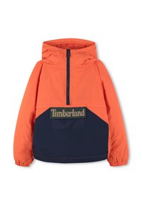 Anorak color-blocké orange et marine avec capuche, fermeture éclair mi-longue à l'avant et grand patch logo Timberland sur la poitrine. Tissu léger.