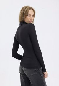 Even&Odd Pikkade varrukatega topp - black