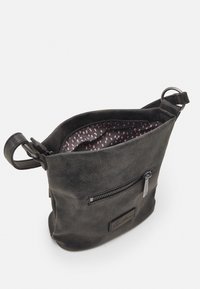 Borsa a tracolla in tessuto nero con chiusura superiore con zip, tracolla regolabile, tasca esterna con zip e fodera interna rosa con motivo.