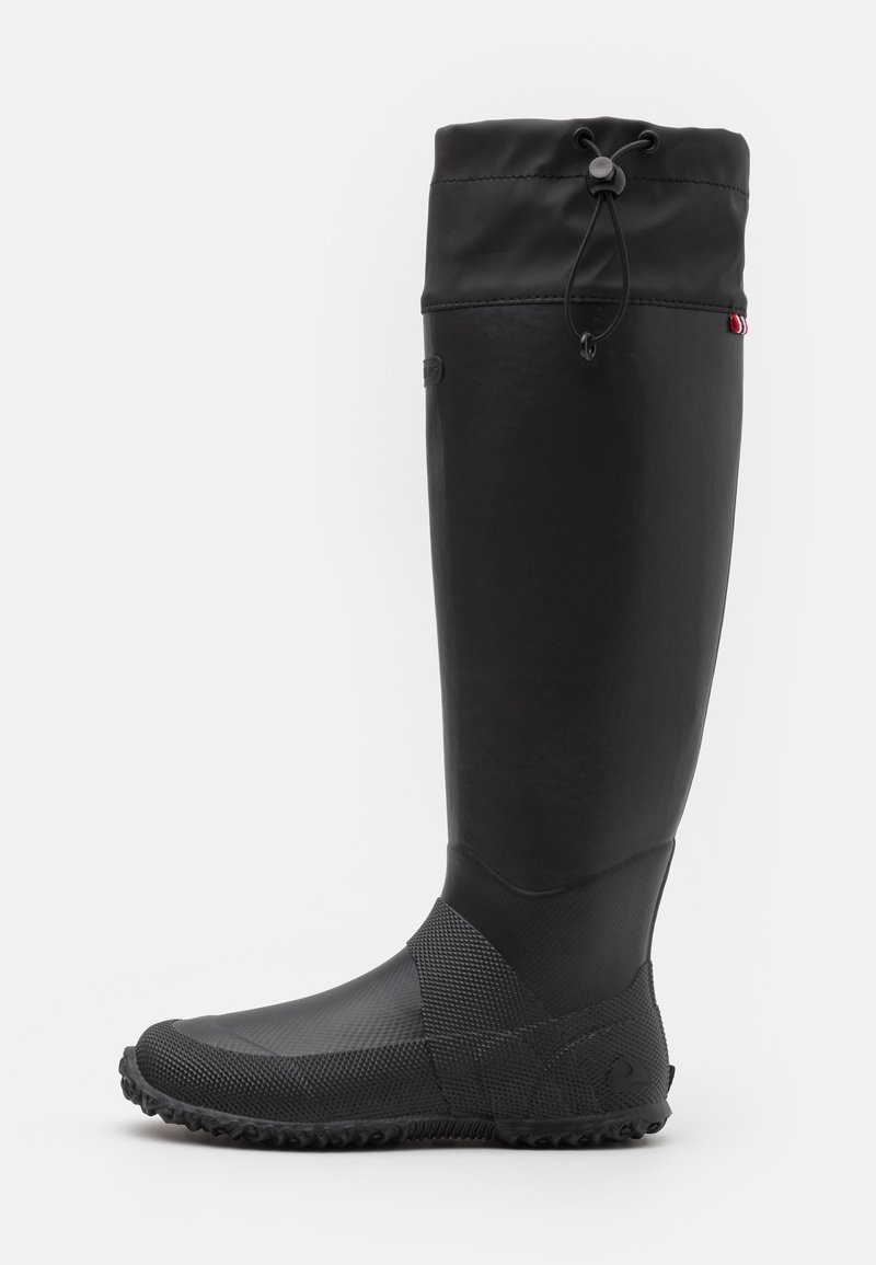 Botte de pluie haute en caoutchouc noir avec semelle texturée et cordon de serrage réglable en haut pour un ajustement sûr.