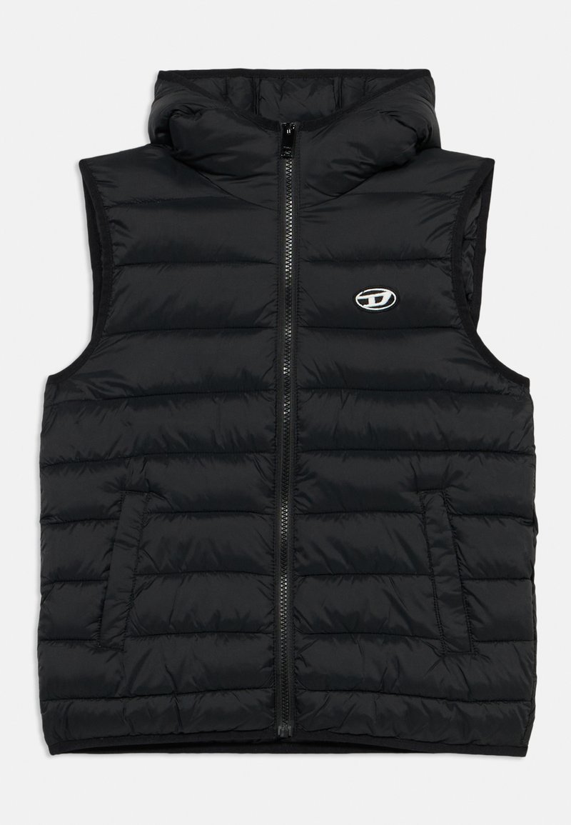 Μαύρο φουσκωτό γιλέκο με κουκούλα, με φερμουάρ μπροστά, πλαϊνές τσέπες και μικρό λογότυπο στο στήθος. Λεία, επενδεδυμένη υφή.