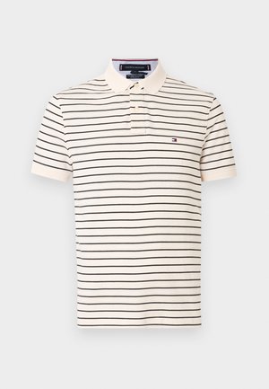 Gestreiftes Poloshirt in Creme mit navyblauen Streifen. Es verfügt über einen klassischen Kragen, eine Zwei-Knopf-Leiste und ein kleines Logo auf der linken Brustseite.