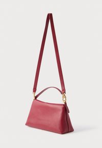 Bordowa skórzana torebka o zwartym, prostokątnym kształcie. Posiada długi pasek na ramię oraz krótszą rączkę, wykończone złotymi akcentami.