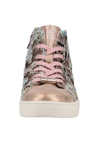 Vysoké tenisky s metalicky růžově zlatou špičkou a jazykem, růžovými tkaničkami a vícebarevnými vyšitými květinovými vzory na hnědé textilní straně.