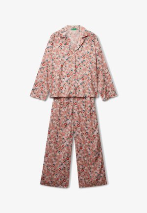 Completo da donna in due pezzi con maniche lunghe e pantaloni a gamba larga, caratterizzato da una base rosa e un piccolo motivo floreale in rosso, blu e bianco.