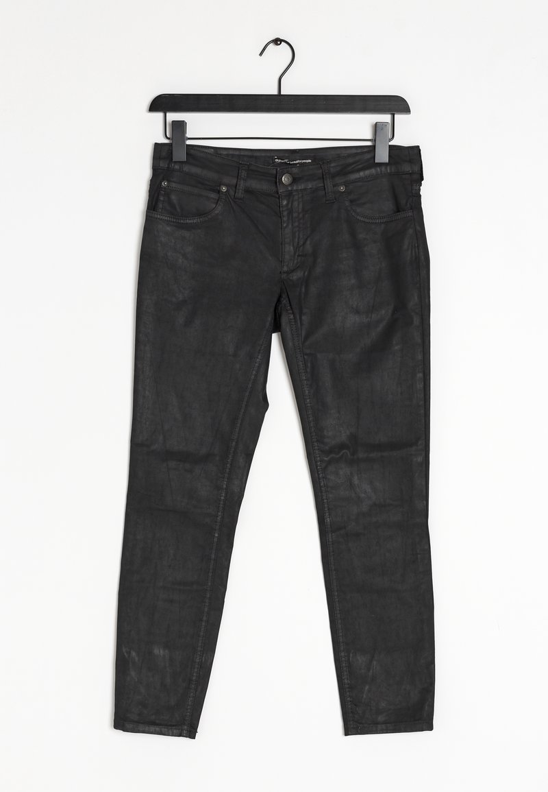 Jeans de mezclilla negra con un ajuste slim, que cuentan con bolsillos frontales, costuras decorativas y una textura suave. Se cuelga de una percha de plástico negro.
