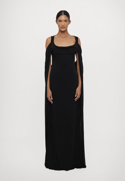 Longo vestito nero con scollo quadrato e design con spalle scoperte. Presenta un tessuto drappeggiato, una superficie liscia e una silhouette lunga fino al pavimento.
