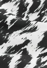 Tissu monochrome avec un motif abstrait de coups de pinceau en noir et blanc. La texture est lisse et légèrement tissée.