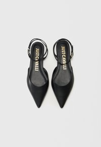 Černé kožené slingback podpatky s špičatou špičkou, minimalistickým designem a řemínkem kolem kotníku se malou přezkou. Logo viditelné na stélce.