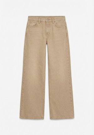 Μπεζ τζιν με ίσια γραμμή, κουμπί μπροστά, φερμουάρ, θηλιές για ζώνη και πέντε τσέπες, απλωμένα επάνω σε λευκό φόντο.