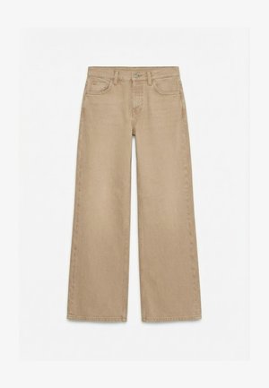 Μπεζ τζιν με ίσια γραμμή, κουμπί μπροστά, φερμουάρ, θηλιές για ζώνη και πέντε τσέπες, απλωμένα επάνω σε λευκό φόντο.