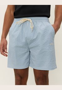 Blå og hvide stribede badeshorts lavet af letvægtigt stof, med en elastisk talje med snor og en broderet logo detalje.