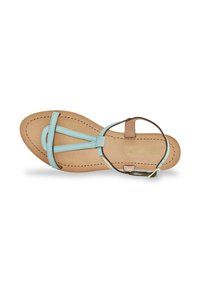 Sandalo in pelle blu chiaro con plantare beige, fasce sottili e fibbia in metallo dorato. Cuciture decorative lungo i bordi.