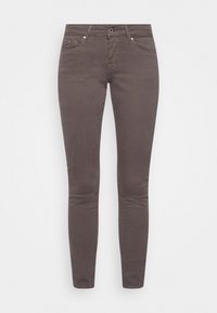 Jeans de algodón gris de corte slim, con una textura suave, que cuentan con bolsillos frontales, trabillas para cinturón y cierre de botón.