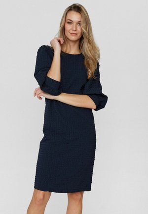 Navyblauwe jurk van textuurstof, met driekwart pofmouwen en een knie-lange snit. Eenvoudig ontwerp zonder zichtbare patronen of accenten.