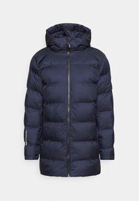 Giacca trapuntata navy con zip frontale, cappuccio e design trapuntato. Presenta polsini elasticizzati e dettaglio del logo sulla manica. Texture liscia.