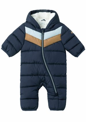 Námořnický modrý nafouknutý snowsuit s horizontálními barevnými bloky v světle modré a hnědé barvě, který má přední zip a kapuci pro zateplení.