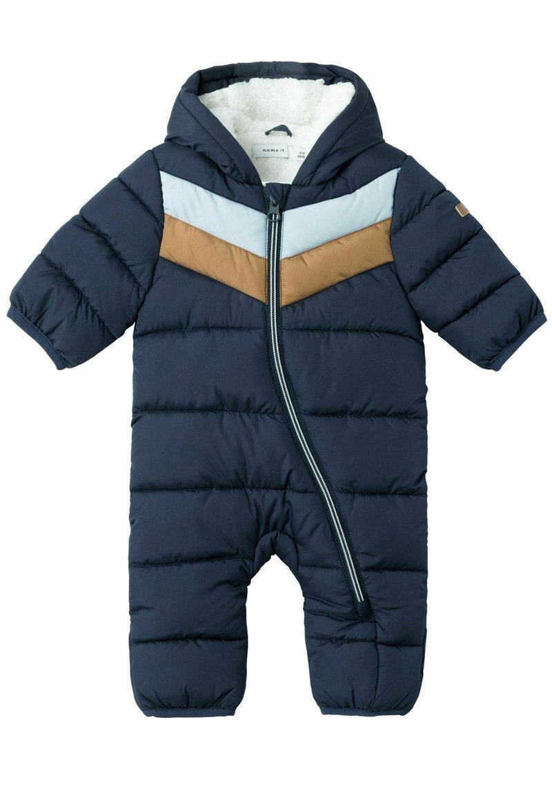 Navyblauwe puffy sneeuwpak met horizontale kleurvakken in lichtblauw en bruin, voorzien van een rits aan de voorkant en een capuchon voor warmte.