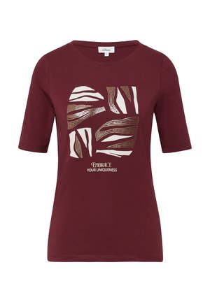 T-shirt bordeaux en tissu doux ; présente un design graphique avec un texte en blanc et or métallisé disant "Embrace Your Uniqueness."