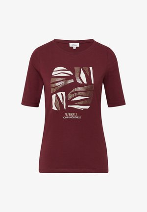 Burgunderfarbene T-Shirt aus weichem Stoff; mit einem grafischen Design in weißem und metallic-goldenem Text, der "Umarme deine Einzigartigkeit" liest.