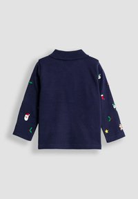 Polo a maniche lunghe blu navy con colletto a coste e ricami di design natalizi, tra cui Babbo Natale, calze, agrifoglio e stelle sulle maniche.