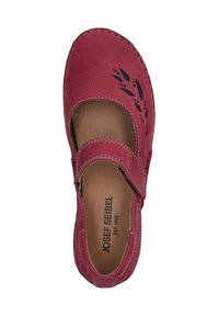 Czerwone skórzane buty Mary Jane z okrągłym noskiem, wykończonymi szwami, regulowanym paskiem i wycięciami w kształcie liści na cholewce.