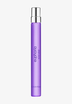Flacon de parfum violet, grand et mince, avec un capuchon pulvérisateur argenté, étiqueté "euphoria bold elixir" et "Calvin Klein" sur fond blanc.