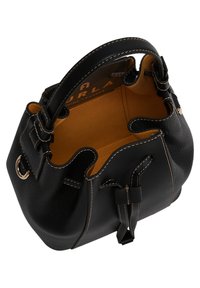 Černá kožená kabelka s texturovaným povrchem, horní rukojetí a kontrastním šitím v barvě světlého tan. Vnitřek je v barvě tan bez viditelných přihrádek.