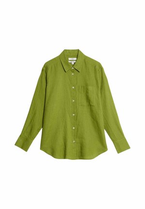 Camisa de manga larga color verde oliva, con botones, bolsillo en el pecho y cuello clásico, colocada plana sobre un fondo blanco.