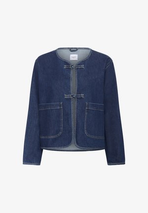 Temno modra denim jakna z dolgimi rokavi, okroglim ovratnikom in sprednjimi zapiranji na toggles. Ima dve sprednji žep in kontrastno šivanje.