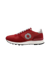Zapatilla deportiva roja con parte superior de ante y malla, acentos grises, detalle de logo circular en el lateral y entresuela blanca contrastante.