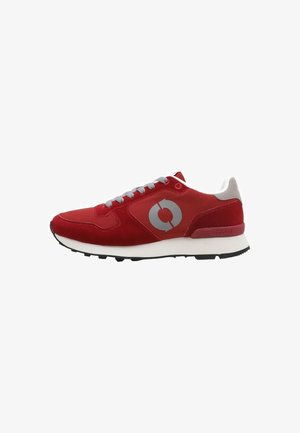 Zapatilla deportiva roja con parte superior de ante y malla, acentos grises, detalle de logo circular en el lateral y entresuela blanca contrastante.