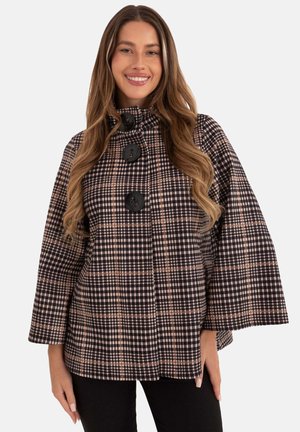 Karierter Cape-Mantel in Schwarz, Braun und Weiß, mit hohem Kragen, drei großen Knöpfen und offenem Design mit weiten Ärmeln.