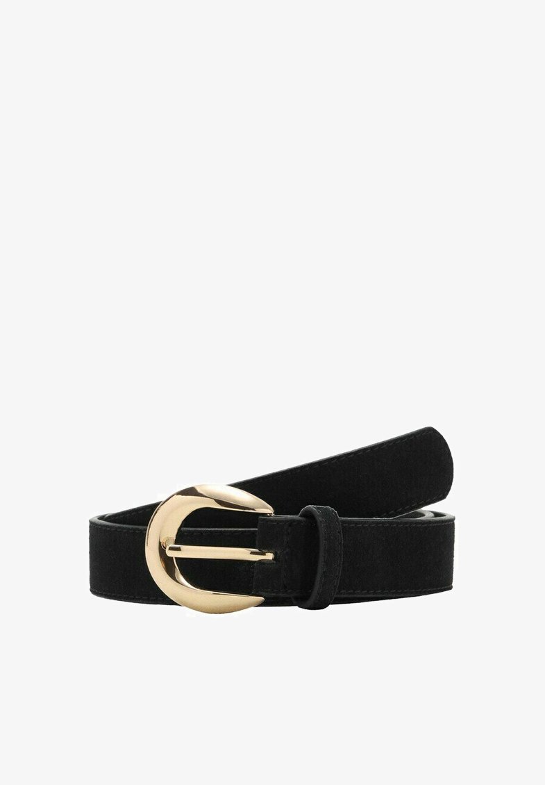 Črni semiš pas z ukrivljeno zlato kovinsko zaponko, zvit in prikazan na belem ozadju.