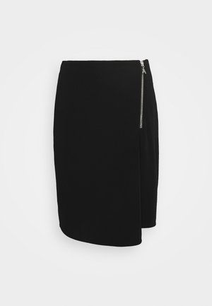 Zwarte knielange rok met een zijrits. Beschikt over een slanke, getailleerde pasvorm en een soepele textuur. De zoom is iets gebogen.