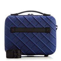 Blauer Hartschalenkoffer mit strukturiertem Diamantmuster, ausgestattet mit einem schwarzen Gürtel, einem Griff und doppelten Reißverschlüssen.