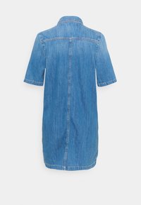 Vestido de camisa de denim, manga corta, color azul claro, cuello con solapa, largo total en la espalda, corte recto con una costura central.